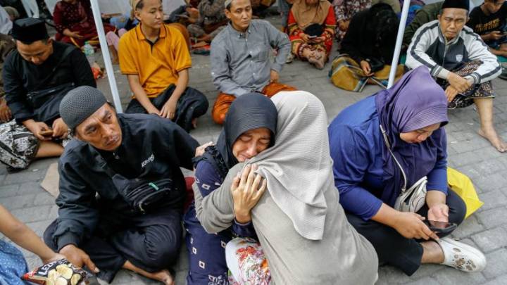 Rescatan con vida a cinco estudiantes del colapso de una escuela en Indonesia, pero hay pocas esperanzas para los restantes