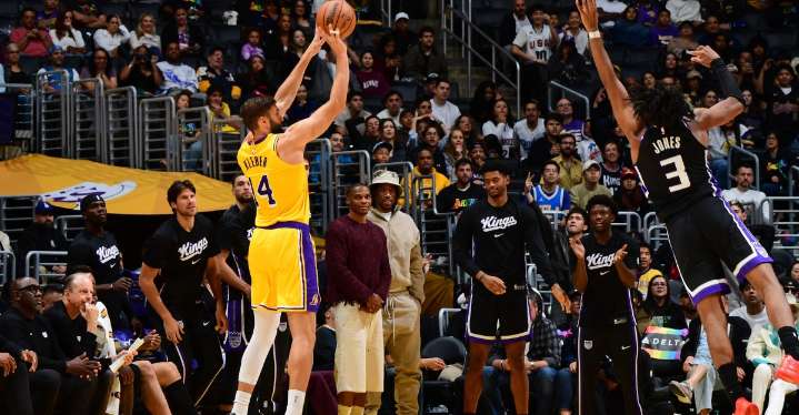 Maxi Kleber to be reevaluated in two weeks with oblique strain