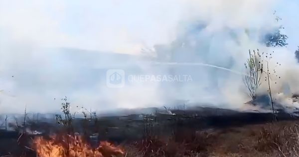 [URGENTE] Feroz incendio en zona oeste alta: varias viviendas en peligro
