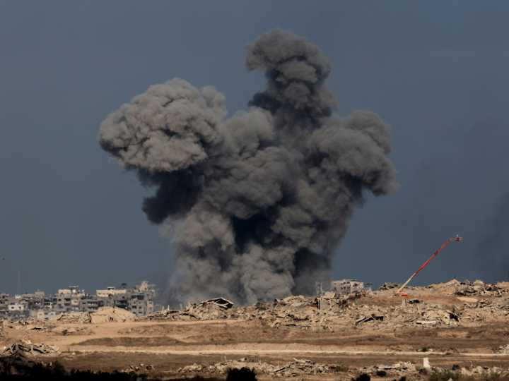 Gaza City residents set to return as Israel bombs before ceasefire starts