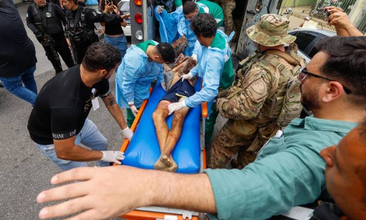 Suben a 60 los muertos y 81 los detenidos en una operación contra el narcotráfico en Río