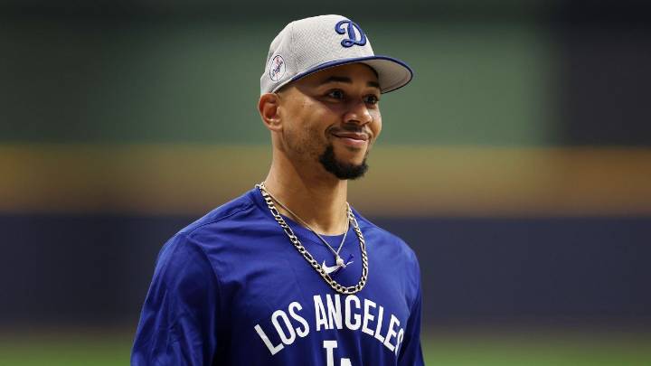 Dodgers' Mookie Betts wins Roberto Clemente Award