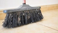 El truco viral para sacar los pelos y pelusas de la escoba o lampazo