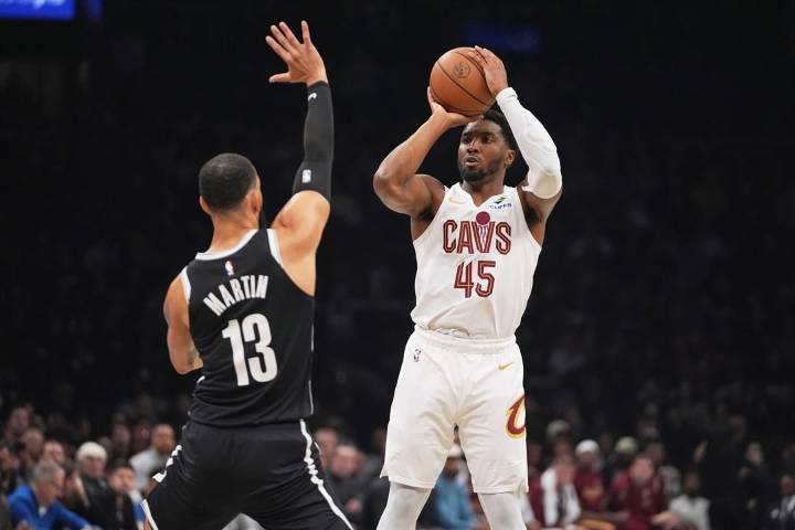 Mitchell scores 35 as Cavaliers outlast Nets 131