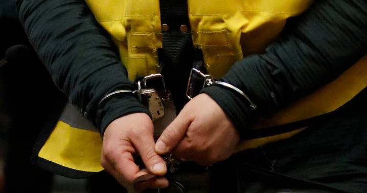 Prisión preventiva para informático de liceo de Alto Hospicio acusado de abusar y violar a alumna de 13 años