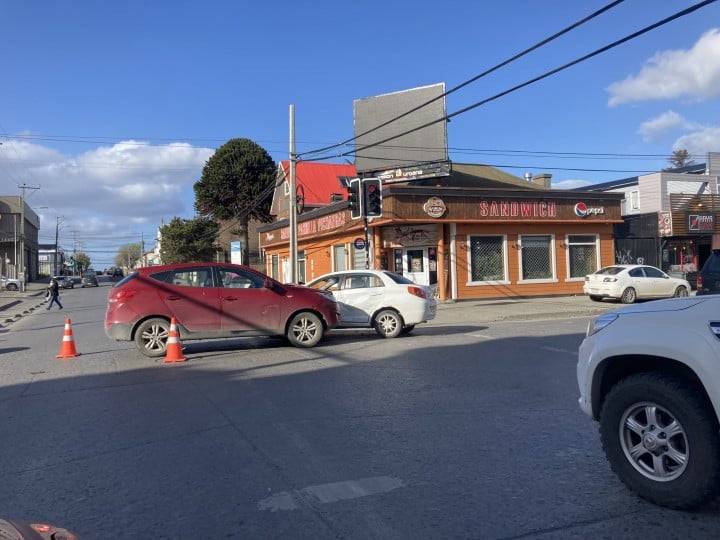 Accidente de tránsito deja un lesionado en el centro de Punta Arenas