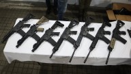 Este es el impresionante arsenal de guerra incautado en Cali: fusiles, pistolas, miras telescópicas, entre otros