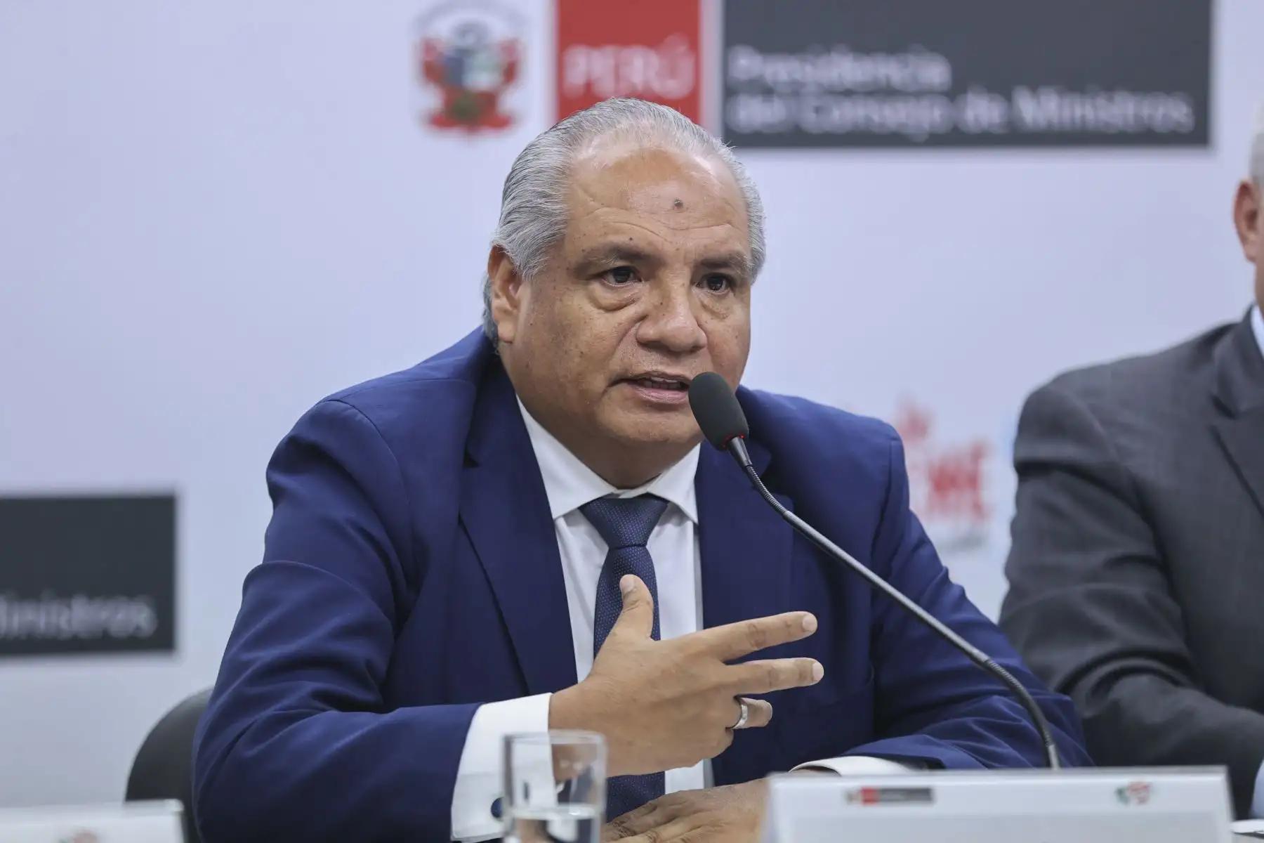 Ministro Sandoval lamenta insultos a mandataria y llama a la unidad por el país