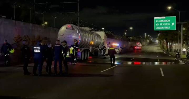Pipa de agua choca contra muro de la Línea A del Metro CDMX; deja un auto aplastado en Iztapalapa