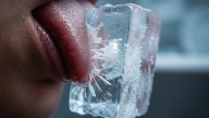 Pocos lo saben: por qué la lengua se pega al hielo