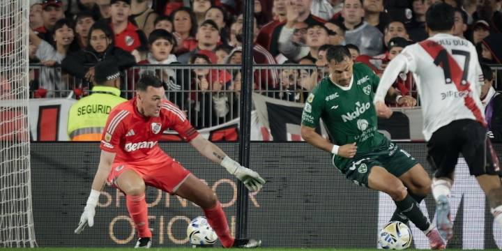 El blooper de Franco Armani con el que Sarmiento se puso en ventaja frente a River en el Monumental
