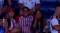 Hincha de Junior besó a dos mujeres en plena transmisión del partido ante América: video es viral