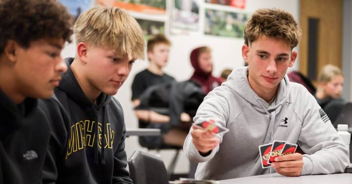 St. Louis-area students turn to notes, cards after cell phones banned in Missouri schools
