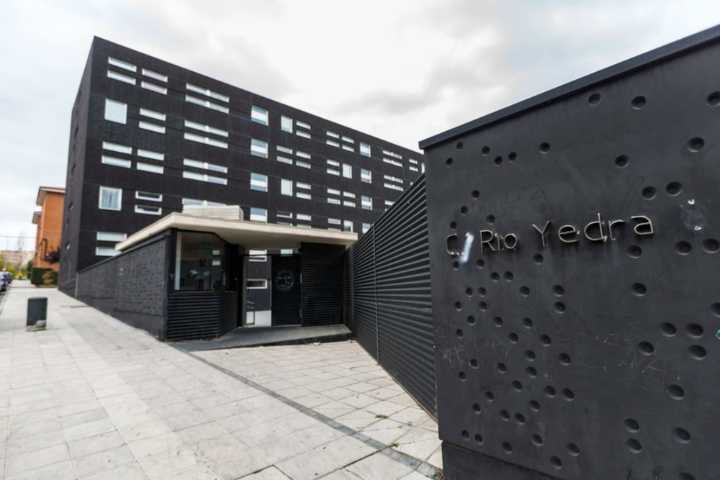 Presentan 60 firmas para frenar desahucios en Río Yedra 8