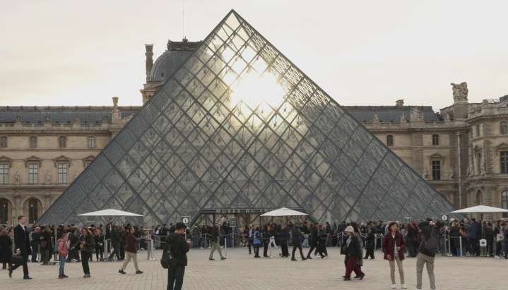 Con restricciones reabre al público el Museo Louvre, tras robo de joyas