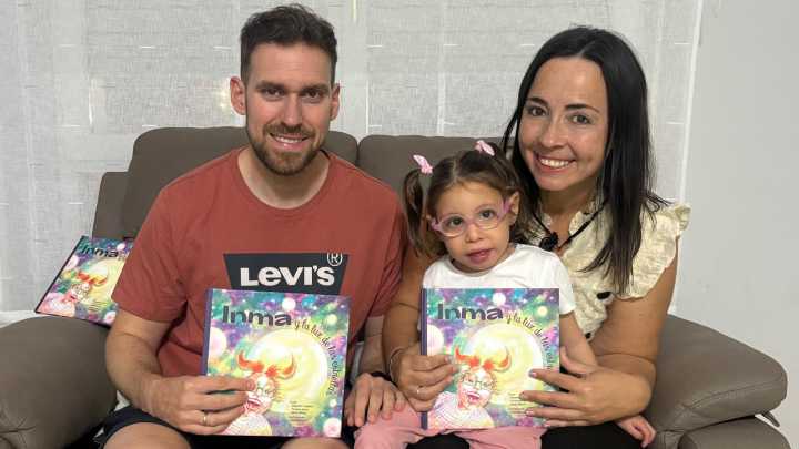 Inma, la niña de Corvera con una enfermedad rara, se convierte en heroína de un cuento: «Queremos visibilizar la discapacidad»