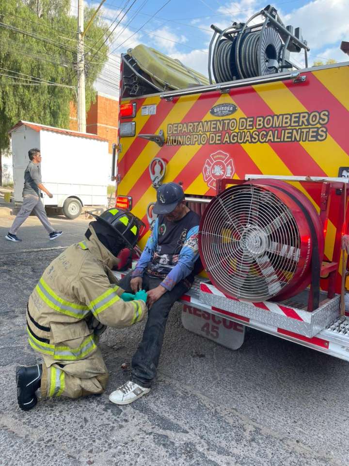 Hombre queda atrapado entre el fuego en una ferretería en el Morelos y los bomberos municipales lo rescatan