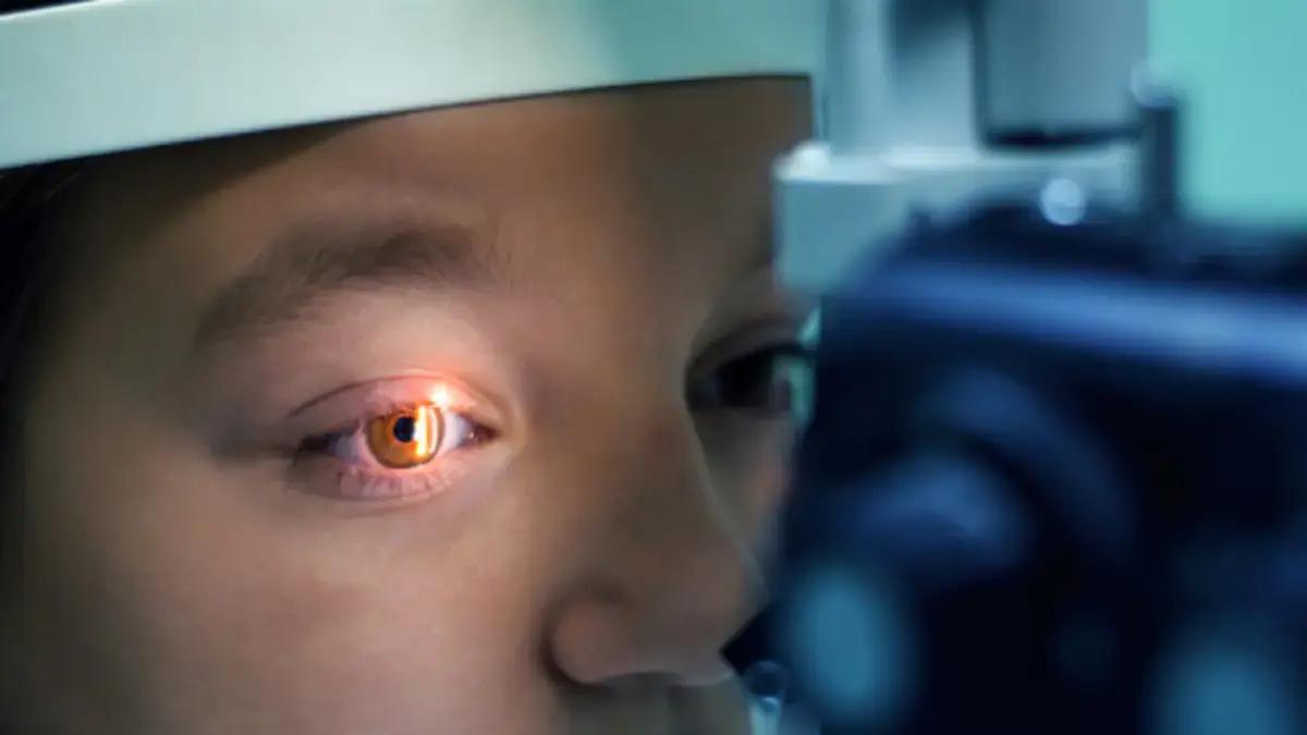 ¿Por qué algunas personas venden el iris de los ojos?