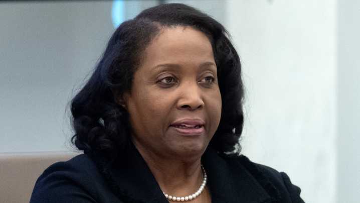 Supreme Court lets Lisa Cook remain as a Federal Reserve…