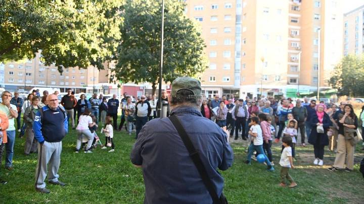 Decenas de vecinos de La Jota piden poder utilizar las nuevas calles ya ejecutadas en su barrio: "Estamos hartos"