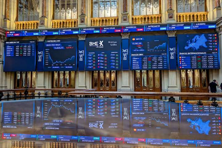 El BBVA se dispara un 6% tras la fallida opa y revalida su máximo de 2007, mientras el Sabadell cae un 7%