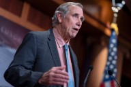 El senador Jeff Merkley pronuncia un discurso de casi 23 horas denunciando a Trump