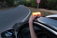 Las balizas V16 tienen una SIM con conexión para doce años. Sabemos lo que estás pensando