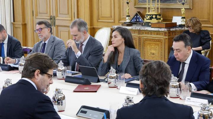 La Reina Letizia confirma que el traje gris con chaleco será el uniforme más elegante de noviembre para ir a la oficina