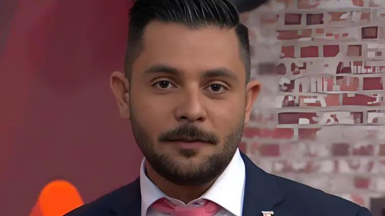 Ricardo Casares se confunde y promociona programa de la competencia en vivo