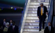 Trump aterriza en Tokio; se reunirá el martes con la primera ministra, Sanae Takaichi