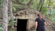 Una caminata por Iowa en EE UU termina con el hallazgo de una extraña cabaña enterrada en el bosque