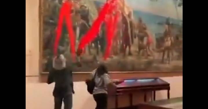 Activistas lanzan pintura roja a cuadro de Cristóbal Colón en Museo Naval de Madrid (VIDEO)