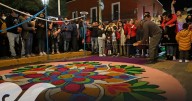 Artesanos huamantleses elaboran tapetes multicolores para el Día de Muertos, en Puebla capital