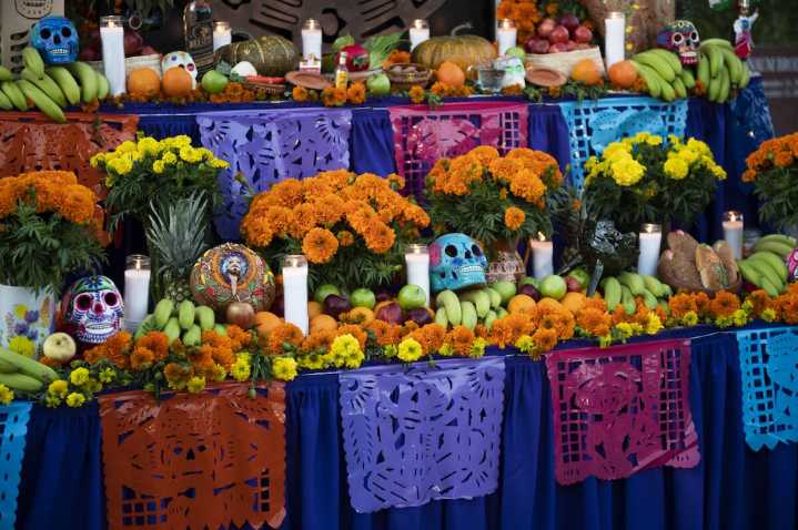 Hasta 2 mil 500 pesos costará poner la ofrenda de Día de Muertos
