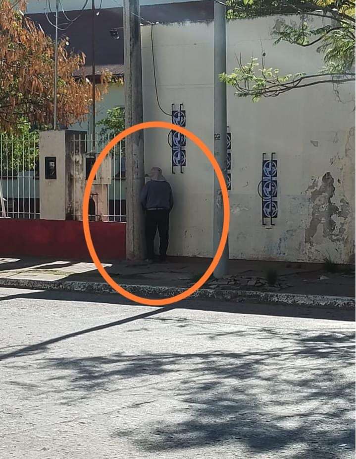 Detuvieron a un jubilado por orinar en la vereda de una escuela céntrica de Sáenz Peña