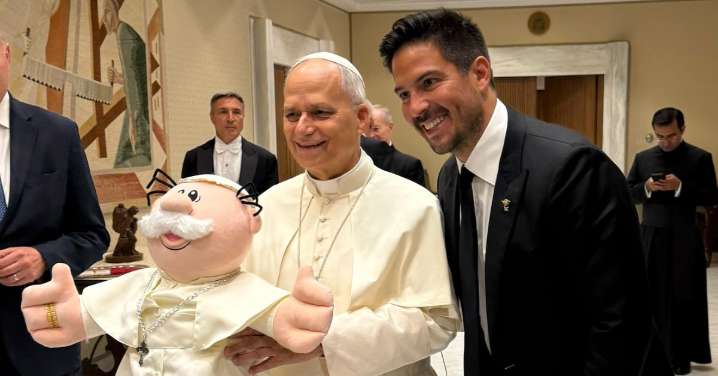 Dr. Simi llega al Vaticano: Papa León XIV recibe peluche personalizado con sotana