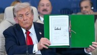 Trump firma el acuerdo de paz que acaba con dos años de guerra en Gaza ante dirigentes del mundo rendidos a su liderazgo