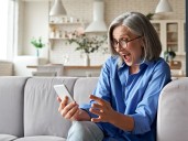 Sexting entre adultos mayores: de los pioneros que enviaban cartas, a los que se animan vía celular