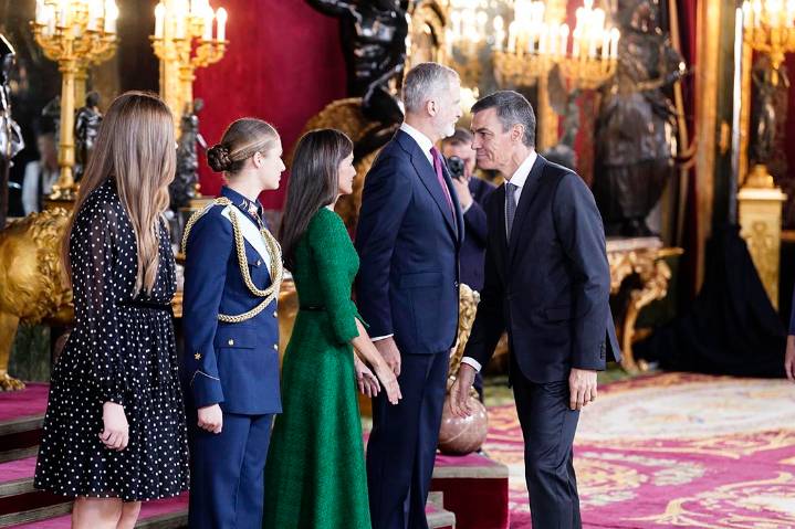 Sánchez se ausenta del tradicional corrillo con periodistas tras saludar a los Reyes en la recepción del Palacio Real