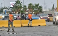 Militares y GN revisan vehículos que regresan por el puente Libre