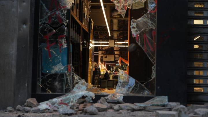 La tarde de los cristales rotos: la protesta propalestina de Barcelona revienta los negocios "cómplices del genocidio"