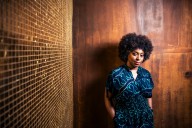Chimamanda Ngozi, escritora: “El colonialismo no solo se adueñaba de tu tierra; también de tu mente”