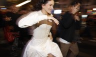 Rosalía presenta su disco en las pantallas de Callao y desaparece entre miles de fans