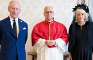 El papa y el rey Carlos III rezan juntos en la Capilla Sixtina