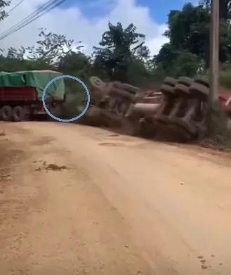 Crónica de un vuelco anticipado: Video del momento exacto en que el conductor salta y salva su vida