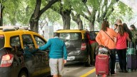 Toda la verdad detrás de la pelea de taxistas y choferes de app en Aeroparque: qué pasa