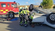 Un alcance en la autovía en Navarra deja dos conductoras heridas y un coche volcado en la calzada