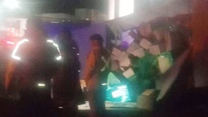 Retiran las cajas de agroquímicos tras el vuelco del camión en la Ruta 5