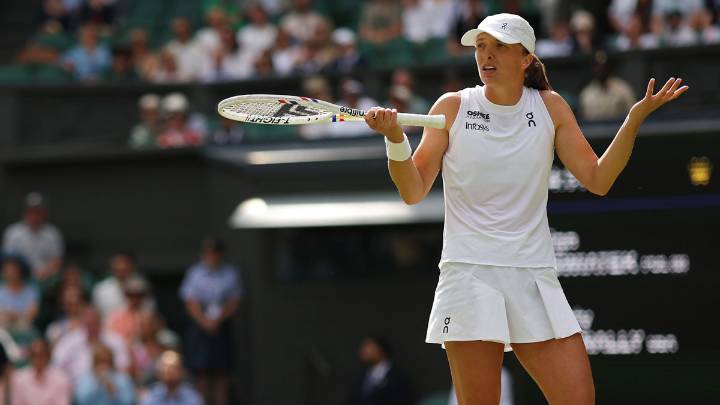 Iga Swiatek suffers 1st career loss to Jasmine Paolini in shocking upset at Wuhan Open