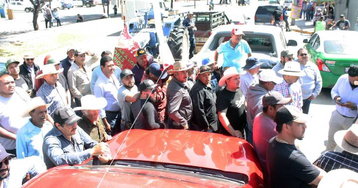 Protesta doble en SAT de León afecta a usuarios; bloquean bulevar Campestre